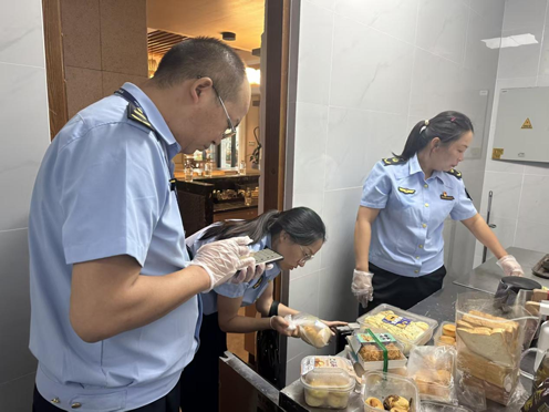 丹桂飄香迎雙節，食安守護正當時——騰沖市市場監督管理局強化餐飲管理